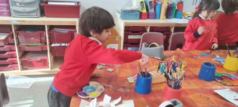 Children at the creative table 